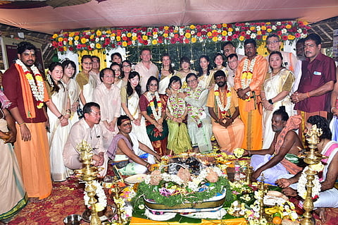  இந்து முறைப்படி திருமணம் செய்துகொண்ட தைவான் நாட்டு தம்பதி. 