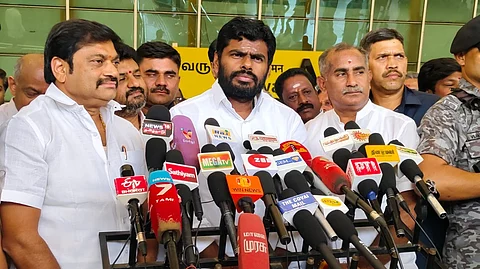 கோவையில் செய்தியாளர்களுக்கு பேட்டியளித்த பாஜக மாநிலத்  தலைவர் அண்ணாமலை
