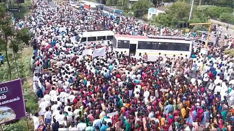 மேலூா்-மதுரை சாலையில் நடைபெற்ற பேரணியில் திரளாகப் பங்கேற்றவா்களில் ஒரு பகுதியினா்.