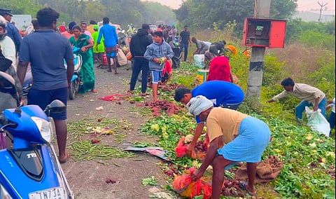 காய்கறிகளை அள்ளிச் செல்லும் மக்கள் 