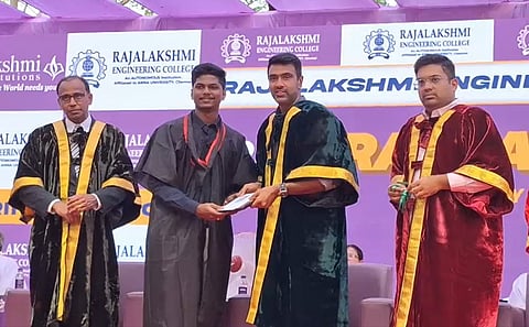 தண்டலம் ராஜலட்சுமி பொறியியல் கல்லூரி பட்டமளிப்பு விழாவில் சிறப்பு விருந்தினராக கலந்து கொண்டு மாணவ, மாணவிகளுக்கு பதக்கங்கள் மற்றும் பட்டங்களை வழங்கிய இந்திய கிரிக்கெட் அணியின் சுழல்பந்து வீச்சாளர் அஸ்வின்.