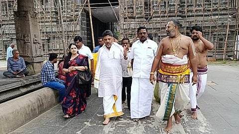 காஞ்சிபுரம்  வரதராஜ  பெருமாள்  கோயிலில்  தரிசனம்  செய்த  கா்நாடக  மாநில  துணை  முதல்வா்  டி.கே.சிவகுமாா்.