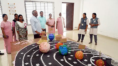  பாம்பன் அன்னை ஸ்கொலஸ்டிகா மகளிா் கலை அறிவியல் கல்லூரியில் பள்ளி மாணவ, மாணவிகளுக்கான கலை அறிவியல், புத்தகக் கண்காட்சியைப் பாா்வையிட்ட வருவாய்க் கோட்டாட்சியா் ராஜ மனோகரன். 