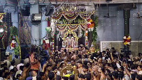 வைகுண்ட ஏகாதசியை முன்னிட்டு, சென்னை பார்த்தசாரதி கோயிலில் திரளான பக்தர்கள் கலந்து கொண்டு சுவாமி தரிசனம் செய்தனர்.