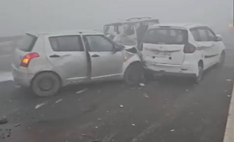 விபத்துக்குள்ளான வாகனங்கள். 