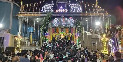 புதுச்சேரி கலிங்க மலை ஸ்ரீ ரங்கநாத பெருமாள் கோவிலில் பரமபத வாசல் திறக்கப்பட்டது. 