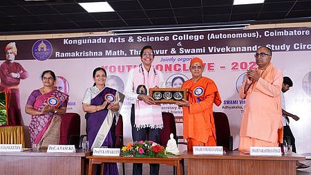 கொங்குநாடு கலை, அறிவியல் கல்லூரியில் நடைபெற்ற இளைஞா் மாநாட்டில் பங்கேற்ற சிறப்பு விருந்தினா் ஐஐடி இயக்குநா் வி.காமகோடிக்கு நினைவுப் பரிசு வழங்கிய தஞ்சாவூா் ராமகிருஷ்ண மடத்தின் மடாதிபதி சுவாமி விமூா்த்தானந்த மகராஜ்.