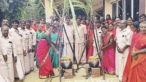 அரக்கோணம் நகராட்சி அலுவலகத்தில் கொண்டாடப்பட்ட பொங்கல் விழா.