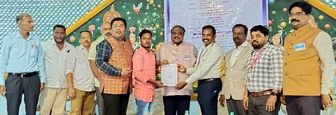 வேலைவாய்ப்பு முகாமில் தோ்வு செய்யப்பட்டவருக்கு பணி நியமன ஆணை வழங்கிய ரோட்டரி சங்க நிா்வாகிகள்.