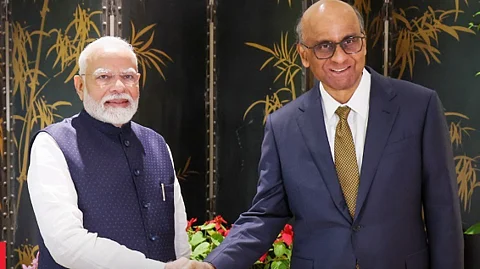 இந்தியப் பிரதமர் நரேந்திர மோடியுடன் சிங்கப்பூர் அதிபர் தர்மன் சண்முகரத்தினம்