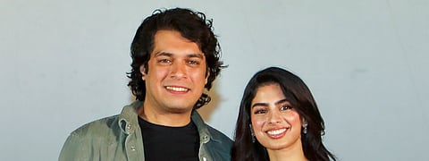 மும்பையில் நடைபெற்ற தங்களது படத்தின் டிரெய்லர் வெளியீட்டு விழாவில் பங்கேற்க வந்த பாலிவுட் நடிகர்களான ஜுனைத் கான், மற்றும் குஷி கபூர் ஆகியோர்.