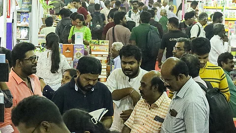 சென்னை புத்தக காட்சியில் திரண்ட வாசகா்கள் கூட்டம் 