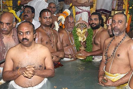 திருமலை திருக்குளத்தில் சக்கரத்தாழ்வாருக்கு நடைபெற்ற தீா்த்தவாரி.  