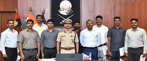 சென்னை பெருநகரில் போதைப் பொருள் தடுப்பு நடவடிக்கையில் சிறப்பாக பணியாற்றிய போதைப் பொருள் தடுப்பு நுண்ணறிவுப் பிரிவு சிறப்பு குழுவினரை பாராட்டி வெகுமதி வழங்கிய சென்னை பெருநகர காவல் ஆணையா் ஆ. அருண்.