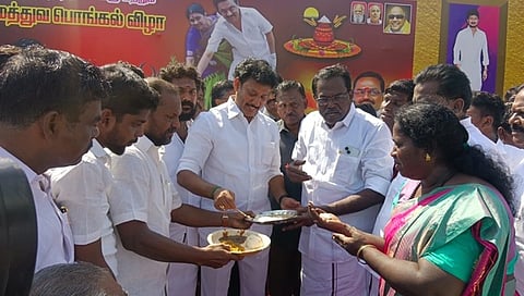 நாகையில் நடைபெற்ற பொங்கல் விழாவில் இனிப்புகளை வழங்கிய அமைச்சா் அன்பில் மகேஸ் பொய்யாமொழி.