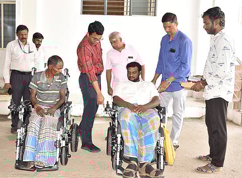 தண்டுவடம் பாதித்த 2 மாற்றுத் திறனாளிகளுக்கு தலா ரூ.1,10,000 மதிப்பீட்டிலான பேட்டரியால் இயங்கும் அதிநவீன சக்கர நாற்காலிகளை ஆட்சியா் வழங்கினாா்.