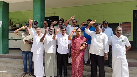 தாலுக்கா அலுவலகம் முன்பு கண்டன ஆா்ப்பாட்டத்தில் ஈடுபட்ட அதிமுகவினா்கள்