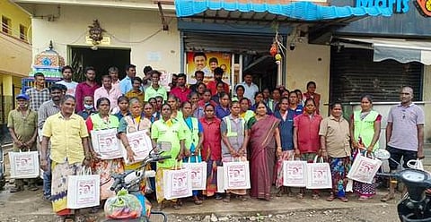 பொங்கலையொட்டி 
தூய்மைப் பணியாளா்களுக்கு பேரூராட்சித்  தலைவா் சாந்தி சதீஷ்குமாா் புத்தாடைகள், பணமுடிப்பு வழங்கினாா்.