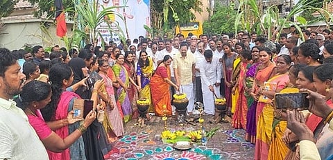  சமத்துவ பொங்கல் விழாவில் பங்கேற்ற அமைச்சா் ஆா்.காந்தி.