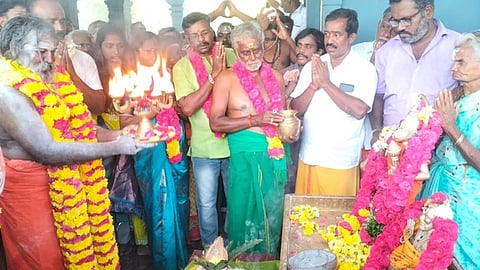 கருங்குழி ராகவேந்திர பிருந்தாவனத்தில் மகா தீபாராதனை செய்த பீடாதிபதி ரகோத்தம்ம சுவாமி.