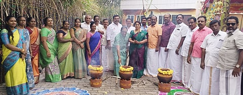 குடியாத்தம் நகராட்சி அலுவலகத்தில் நடைபெற்ற சமத்துவப் பொங்கல் விழாவில் பங்கேற்றோா்.