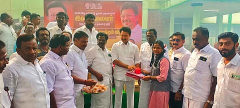 திருமருகல் அருகே 
அரசு பள்ளிகளில் மாணவ மாணவிகளுக்கு நலத்திட்ட உதவிகள்
அமைச்சா் அன்பில் மகேஷ் வழங்கினாா்