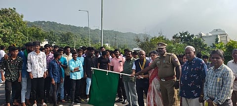 மாரத்தான் ஓட்டத்தை தொடங்கி வைத்த காவல் ஆய்வாளா் ஆனந்தகுமாா், ரோட்டரி சங்கத் தலைவா் எம்.முருகானந்தம்.