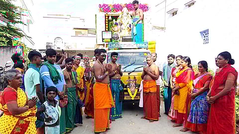 ஸ்ரீ குழந்தை வேலாயுதசாமி பாதயாத்திரை குழு சார்பில் 11-வது ஆண்டாக அரசிராமணி செட்டப்பட்டியிலிருந்து  செவ்வாய்க்கிழமை பழனிக்கு பாதயாத்திரை புறப்பட்ட பக்தர்கள்.