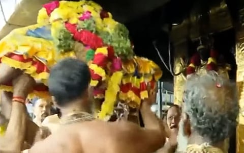 பந்தள ராஜா வழங்கிய தங்க ஆபரணங்கள் அணிவித்து ஐயப்பனுக்கு மகா தீபாரதனை நடைபெற்றது.