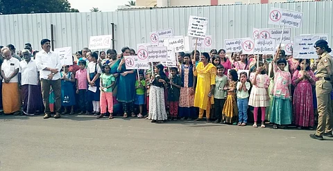 ஆர்ப்பாட்டத்தில் ஈடுபட்ட பெண்கள், குழந்தைகள் உள்ளிட்டோர்.