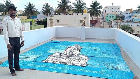 பேப்பா் துண்டுகளைக் கொண்டு திருவள்ளுவரை வரைந்த இளைஞா்!