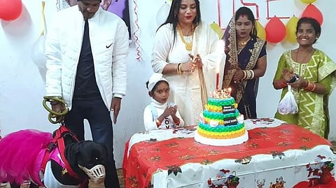 ரூ.5 லட்சம் செலவில் வளர்ப்பு நாயின் பிறந்தநாள் விழா கொண்டாடப்பட்டது.