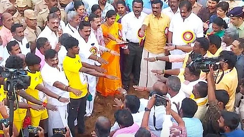  போட்டித் தொடங்குவதற்கு முன்னதாக மாடுபிடி வீரர்கள் உறுதிமொழி ஏற்றனர். 