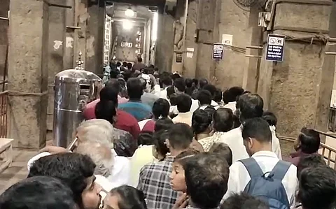 மாட்டுப் பொங்கல்: பெரிய கோயிலில் குவிந்த சுற்றுலாப் பயணிகள்!
