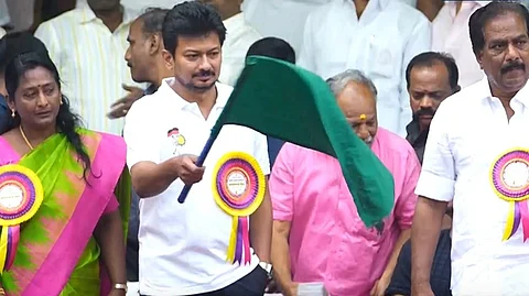 அலங்காநல்லூர் ஜல்லிக்கட்டுப் போட்டியை துணை முதல்வர் உதயநிதி ஸ்டாலின் தொடங்கி வைத்தார்.
