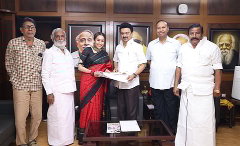 சத்யராஜின் மகள் திவ்யா.  