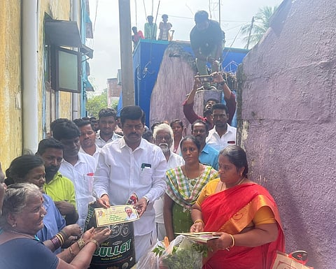  தீ விபத்தில் வீடுகளை இழந்தோருக்கு நிவாரண உதவிகளை வழங்கிய இரா.லட்சுமணன் எம்எல்ஏ.