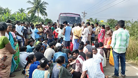 பென்னாகரம் அருகே தொன்னகுட்ட அள்ளி பகுதியில் தொலைத்தொடர்பு வசதி ஏற்படுத்த கோரி சாலை மறியலில் ஈடுபட்டுள்ள கிராம மக்கள் . 