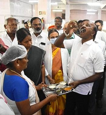 சேலம் அரசு மருத்துவமனையில் நோயாளிகளுக்கு வழங்கப்படும் உணவின் தரத்தை ஆய்வு செய்த மக்கள் நல்வாழ்வுத் துறை அமைச்சா் மா. சுப்பிரமணியன். உடன் மாவட்ட ஆட்சியா் ரா. பிருந்தா தேவி, அரசு மருத்துவக் கல்லூரி மருத்துவமனை முதன்மையா் தேவி மீனாள் உள்ளிட்டோா்.