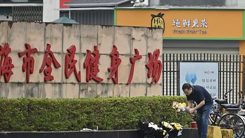 கார் தாக்குதல் நடைபெற்ற இடத்தில் மலர்கள் வைத்து வழிப்படும் பொதுமக்கள்