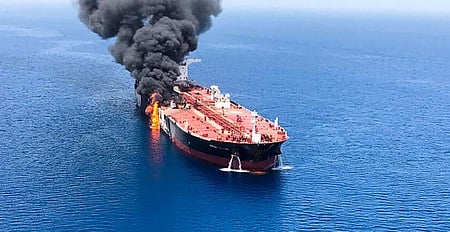 ஹூதி கிளா்ச்சியாளா்களின் தாக்குதலால் கொழுந்துவிட்டு எரியும் நாா்வே எண்ணெய்க் கப்பல் .