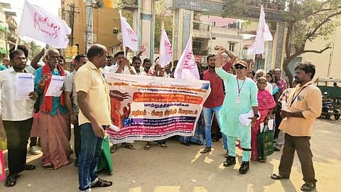 ஸ்ரீபெரும்புதூரில்  சாலை  மறியலில்  ஈடுபட்ட  மாற்றுத் திறனாளிகள்.