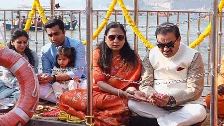 பிரயக்ராஜ் கும்ப மேளாவில் கலந்து கொண்ட பிறகு சங்கமத்தில் குடும்பத்துடன் பூஜை செய்யும் தோழிலபதிபா்  அதானி.