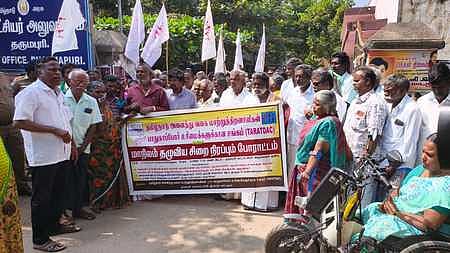 தருமபுரி வட்டாட்சியா் அலுவலகம் முன் மறியல் போராட்டத்தில் ஈடுபட்ட மாற்றுத் திறனாளிகள் சங்கத்தினா்.