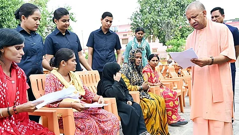 ஜனதா தரிசனத்தில் யோகி ஆதித்யநாத் 