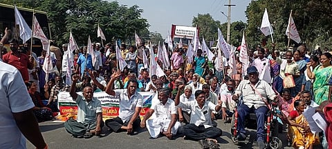 ஆத்தூா் கோட்டாட்சியா் அலுவலகம் முன் மறியலில் ஈடுபட்ட அனைத்துவகை மாற்றுத் திறனாளிகள் சங்கத்தினா். 