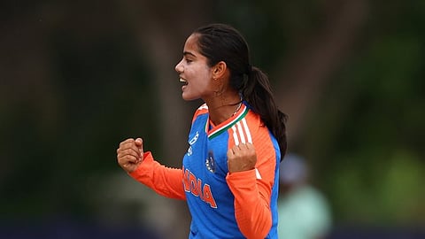 விக்கெட் வீழ்த்திய மகிழ்ச்சியில் வைஷ்ணவி சர்மா