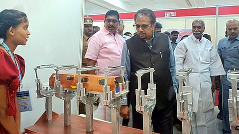 புதுச்சேரி அரசு பள்ளிக் கல்வித்துறை மற்றும் பெங்களூரு
 விஸ்வேஸ்வரய்யா தொழில் & தொழில்நுட்ப அருங்காட்சியகம், இணைந்து நடத்தும் பழைய துறைமுக 
வளாகத்தில்  தென்னிந்திய அறிவியல் கண்காட்சியை திறந்து வைத்து பாா்வையிட்ட துணைநிலை ஆளுநா் 
கே.கைலாஷ்நாதன். உடன் ம