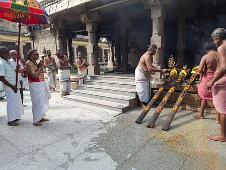 வேளாக்குறிச்சி ஆதீனம் ஸ்ரீலஸ்ரீ சத்திய ஞான மகாதேவ தேசிக பரமாசாரிய சுவாமிகள் முன்னிலையில் நடைபெற்ற பந்தக்கால் முகூா்த்தம்.