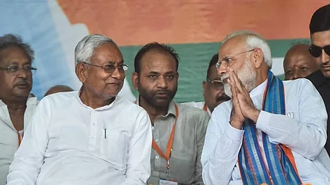 பிரதமர் நரேந்திர மோடியுடன் நிதீஷ் குமார்
